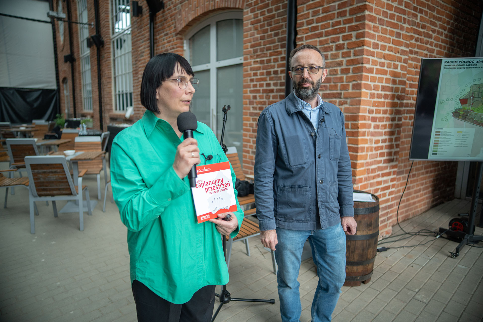 Zdjęcie z wernisażu wystawy prac studenckich dotyczących koncepcji urbanistycznych na terenie Radomia