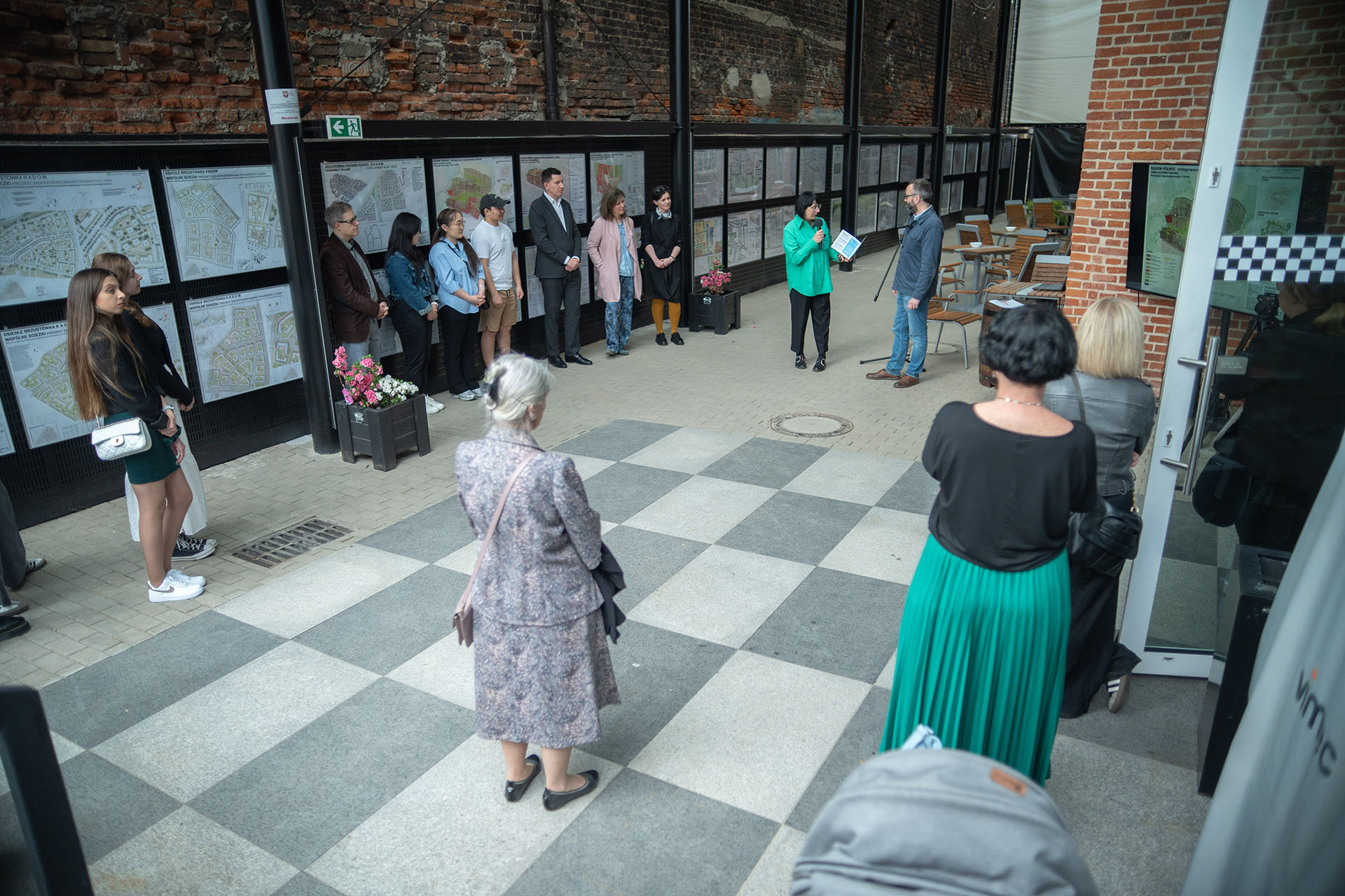 Zdjęcie z wernisażu wystawy prac studenckich dotyczących koncepcji urbanistycznych na terenie Radomia