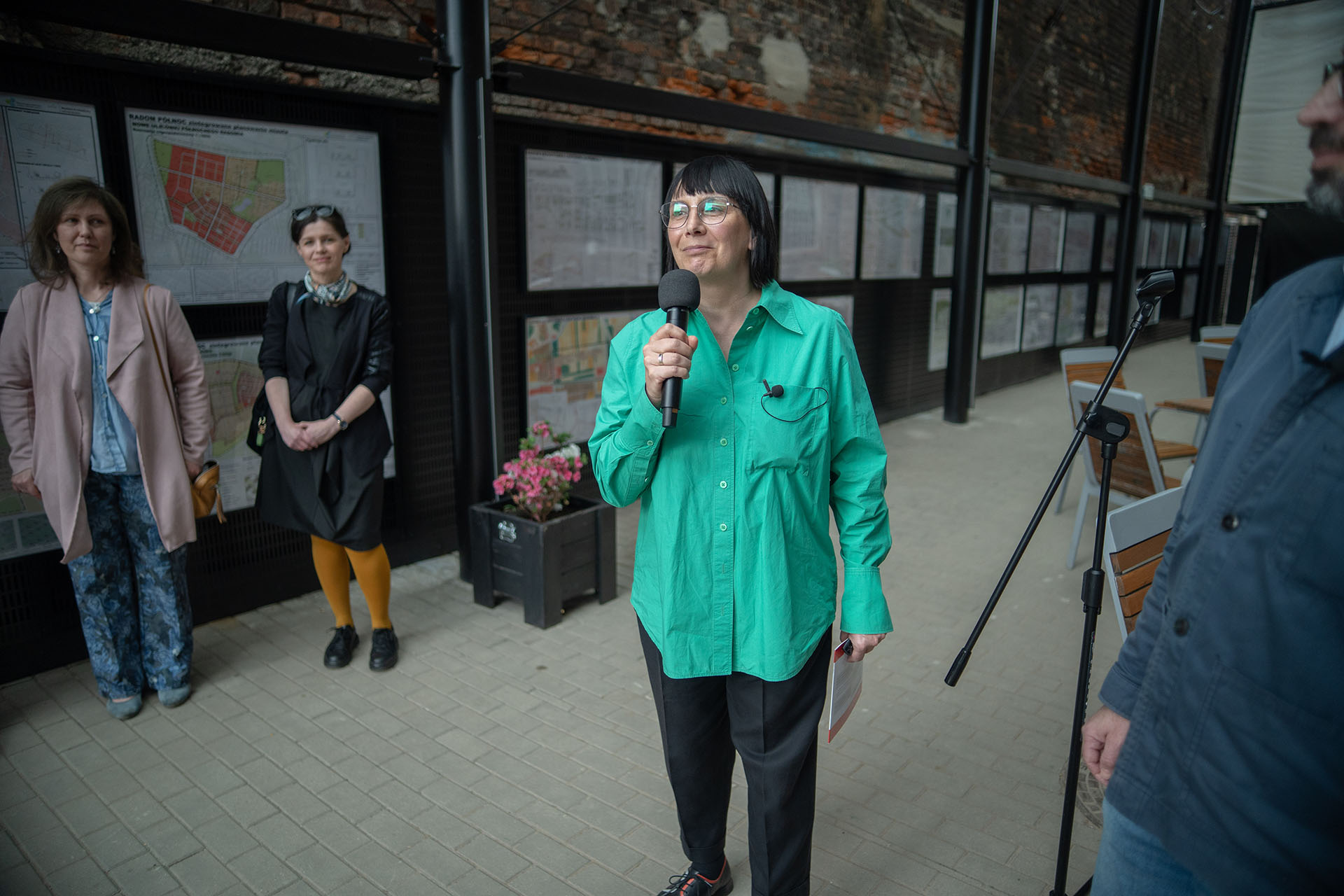 Zdjęcie z wernisażu wystawy prac studenckich dotyczących koncepcji urbanistycznych na terenie Radomia