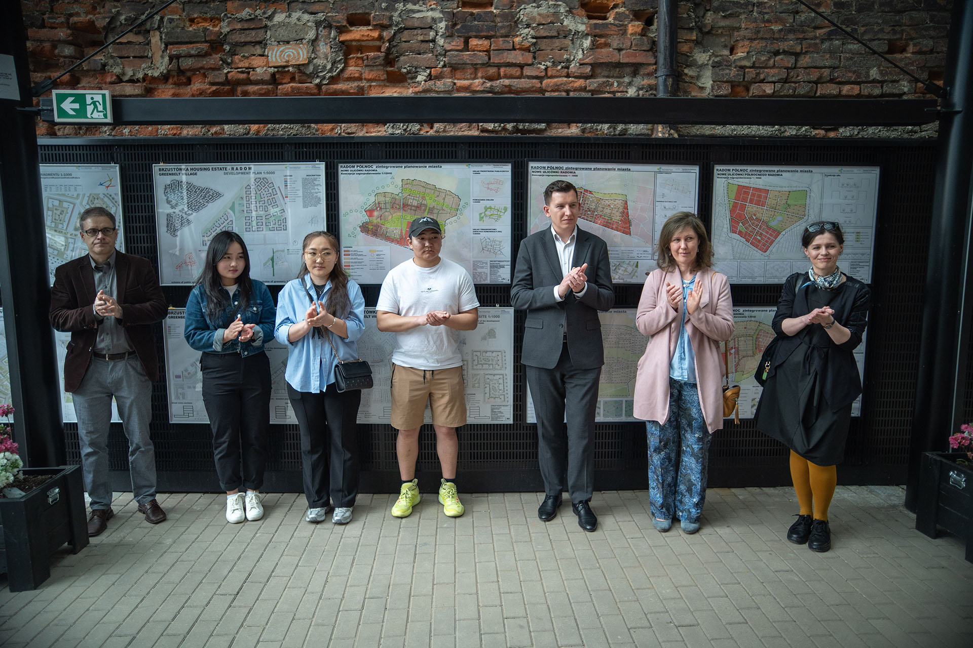 Zdjęcie z wernisażu wystawy prac studenckich dotyczących koncepcji urbanistycznych na terenie Radomia